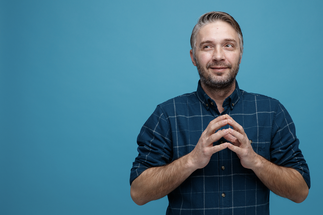 Man som funderar på digital annonsering